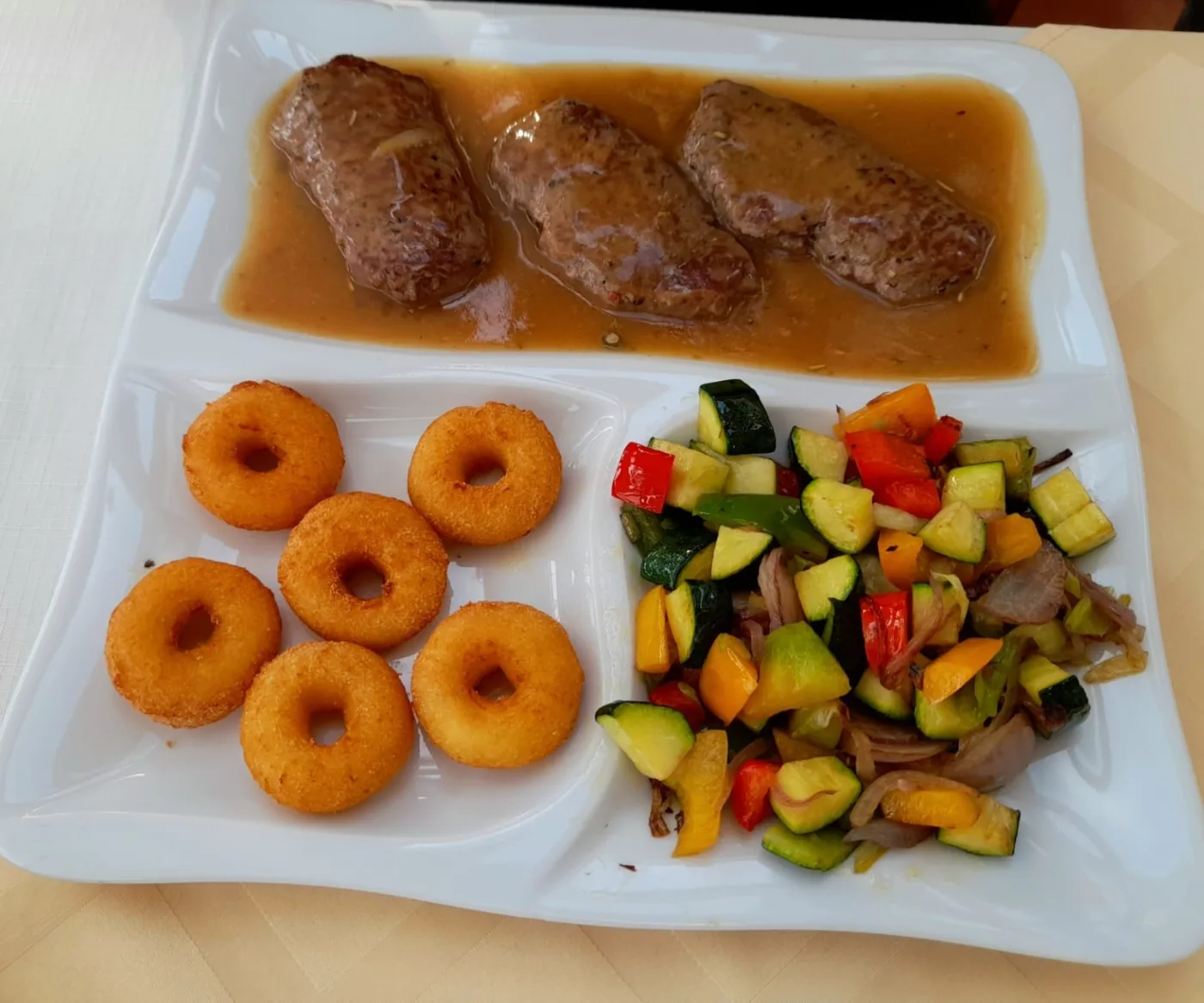 Geschmorte Medaillons mit Kroketten und Grillgemüse