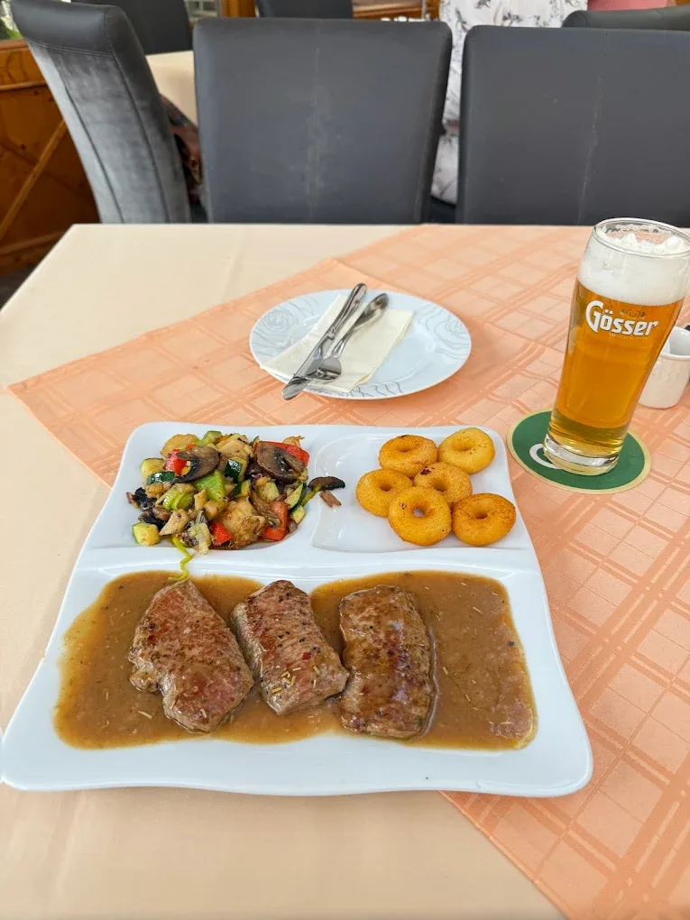 Gegrillte Medaillons mit Kroketten und einem Gösser Bier
