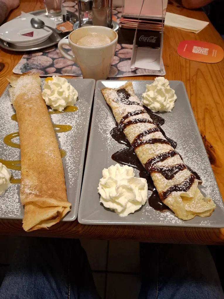 Palatschinken mit Schokolade und Schlagobers