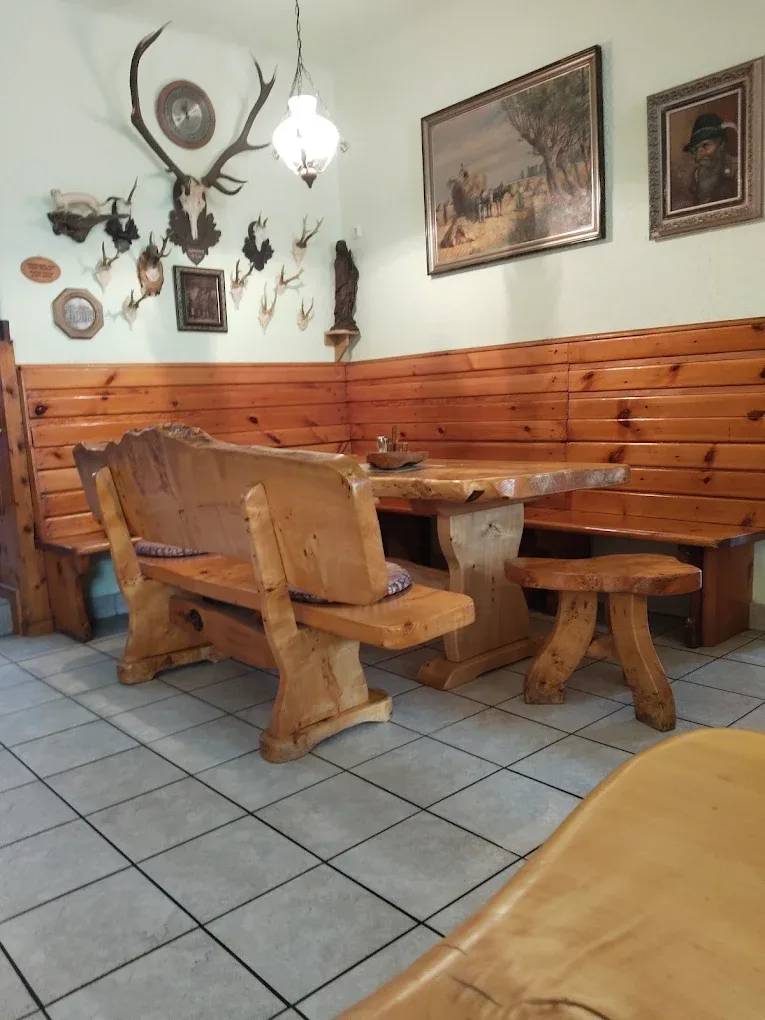 Rustikaler Stammtisch aus Holz in der Gaststube in Alland