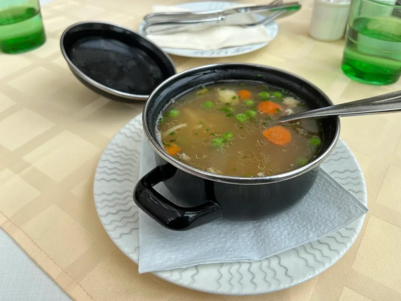 Heiße klare Suppe mit Gemüse aus der hausgemachten Küche